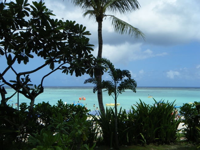 プールから見た、ビーチです。<br />海の色がきれいです。