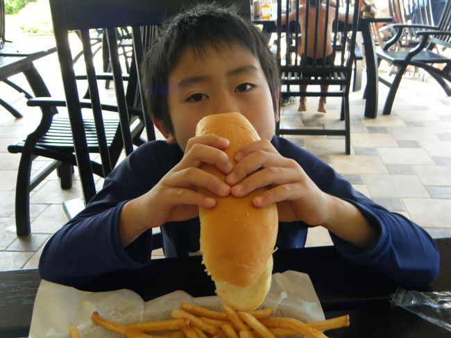 子供は、ホットドッグです。<br />意外に、パンが甘くて美味しかったです。<br /><br />ここは、作る人1人、ウエイター1人で出てくるまで少し時間がかかりました。<br />しかし、ウエイターが要領がよくきびきびしてて見てて気持ちよかったです。