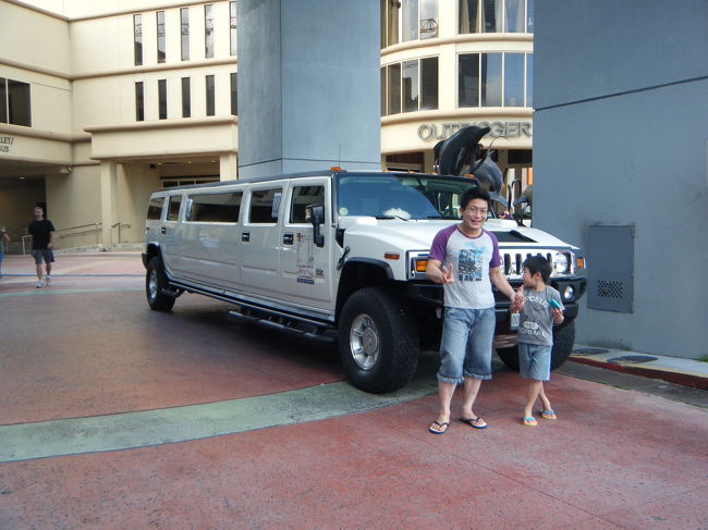 結局、4時までプールで遊び、いよいよショッピングです。<br />かっこいい車が停車していたので、写真を撮らせてもらいました。<br /><br />この後、赤いシャトルバスに乗り、GPOへ。<br />バスはたくさん乗れるバスと乗れないバスがあり、最初来たバスは一杯で乗れませんでした。<br />GPOではイースター前日ということもあり、ロスドレスは日本では見たことない長蛇の列ができてました。<br />おもちゃ屋で、ポケモンカードゲームをねだられ買いました。今回ポケモンカードをたくさん買いましたが、ABCストアが一番安かったと思います。