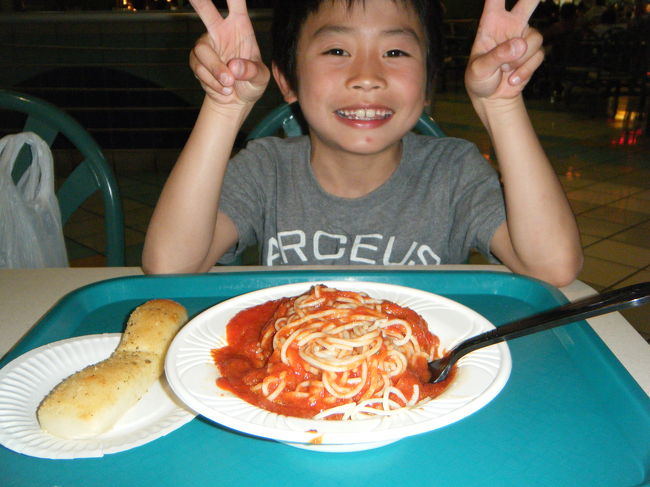 GPOではあまり欲しいものがなかったため、バスでマイクロネシアモールに行きました。<br /><br />まずは、フードコートで夕食です。<br />子供は、トマトソースパスタです。パンもサービスしてくれました。