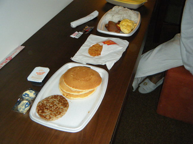 4日目、最終日です。<br /><br />今日も朝マックです。パパも子供も起きない為、私が買いにいき部屋で食べました。<br />パパは、ライスのローカルデラックスプレート、私はパンケーキにソーセージにしました。