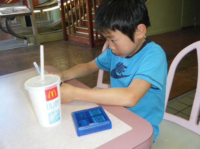 朝食を食べ、パパがディーゼルで買いたいものがあるということで、JPスーパーストアに行きました。　<br />のどが渇き、一階のマックへ。ドリンクSで、お代わり自由です。<br />マックでDS,のポスターがあったので、試してみましたができなかったようです。