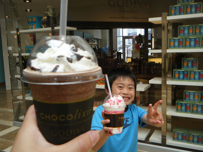 JPスーパーストアから戻り、パパは休憩。<br />私はどうしてもゴディバのチョコドリンクが飲みたくて、買いにいきました。<br />私はビター、子供はラズベリーホワイトチョコです。<br />ラズベリーはめちゃくちゃ甘かったです。