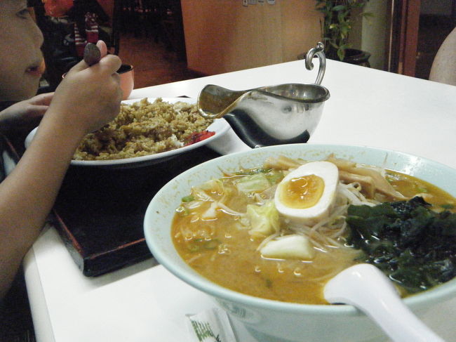 ホテルのチェックアウトが12時、送迎車のピックアップが1時40分なので、ホテル１階のクロークに荷物を預けます。<br />　<br />とりあえずランチです。最後なのでアメリカンなものを食べたかったのですが、パパがそんなに食べれないとのこと。２日目の夜食で行った、てんてこ舞いに行きました。パパは餃子にビール、私は味噌ラーメン、子供はカレーです。