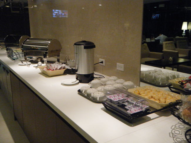 １時４０分のピックアップが少し早くなり２０分前にはドライバーさんが迎えにきました。<br /><br />空港会社のカウンターまで荷物を運んでくれるので楽チンです。<br /><br />ラウンジの券を貰い、ラウンジへ。<br />メニューはシリアル、フルーツ、デザート、スープ等です。