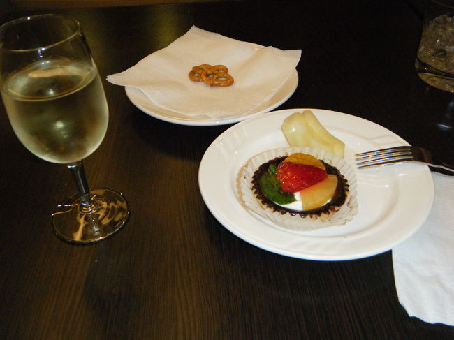 白ワインが甘めで好みでした。１本空けてしました。パパは辛口が好きなので、辛口があるか聞いて見ましたが、ないとのことでした。<br /><br />つまみに、チーズがないのが残念ですが、チョコタルトは美味しかったです。<br /><br />ラウンジのお姉さんに、私のグッチのカバンは見た事ないと話しかけられ、どこで買ったか聞かれました。<br />イタリアか？と聞かれましたが、行ったことありません（笑）。<br />日本で安かったというと、偽物？と言われました（笑）。グアムでは3〜5万でカバンが買えるみたいですね。今回は、心惹かれるものがなく、買いませんでした。