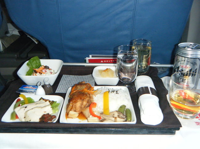 帰りの飛行機は、機材の変更か何かで少し遅れました。CAの人も直前に乗り込んだので、ウエルカムシャンパンがありませんでした。<br />また、ダブルブッキングがあり、デルタからコンチネンタルに変更できる人を探してました。コンチに変更できる人はビジネスクラスにアップしてもらえるようです。<br />飛行機に乗ると、パパの隣の人は男性一人でしたが、連れの家族はエコノミーの席、パパだけビジネスでした。途中から娘さんがチェンジして熟睡してました。<br /><br />機内食、パパは、チキンだったかな？