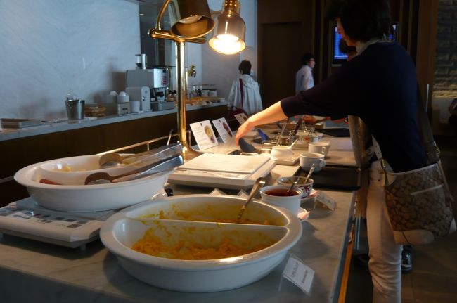 　成田のJALラウンジ、　とにかく広い、階下は主にドリンク、上階は時間帯により簡単な食事もあり。