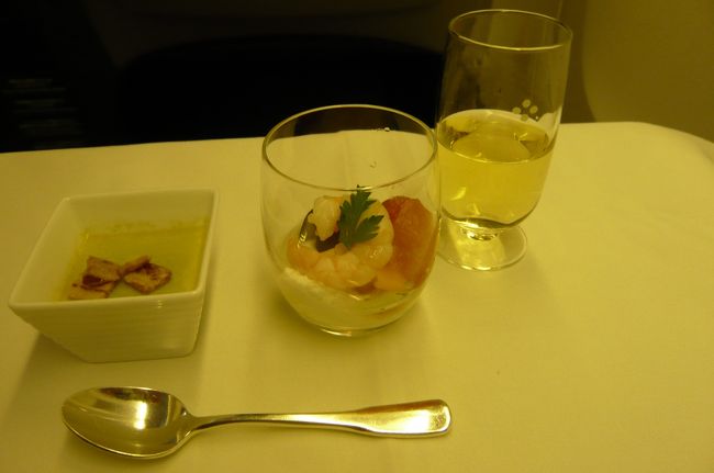 昼食は洋風に、フォアグラの冷製、海の幸とビーツのガトー仕立て。シャンパンと。