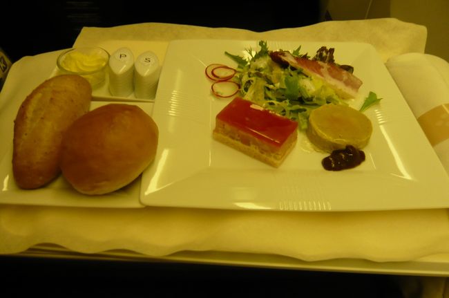 サラダ。　ご飯は機内で炊飯の魚沼産コシヒカリとか、　敢えてパンに。国産米粉使用。