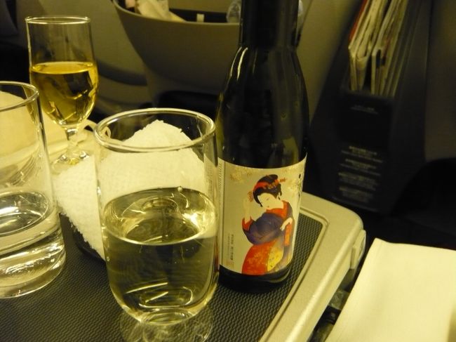 それにしてもこのボトル、ステキなデザイン。