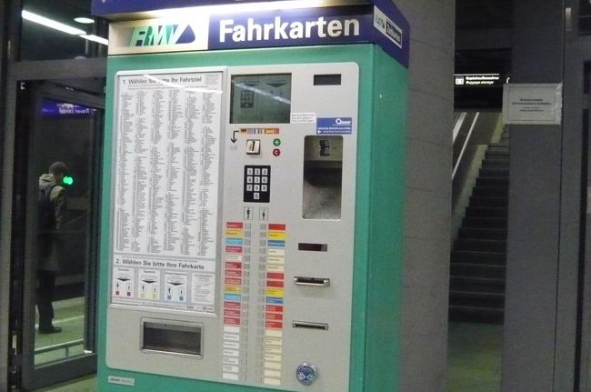 入国し、荷物も無事受け取り、　自動券売機でチケット購入。　フランクフルトHbf(中央駅）まで。