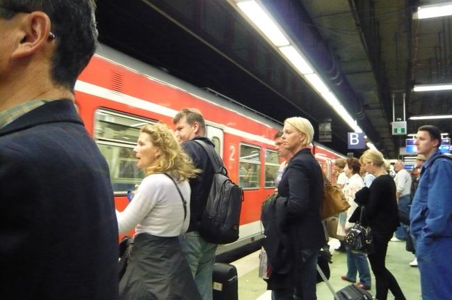 地下のSバーン９で、すぐに　電車が。こちらでは発車のベルは無し！　案内も最小限！　つまり自己責任で。　約１０分で　中央駅に。