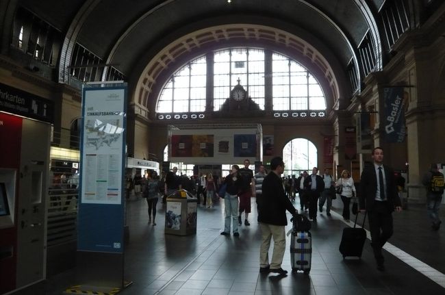 中央駅、立派な駅舎、ヨーロッパの鉄道駅はクラッシックで雰囲気のある建物です。<br />歩いて２００ｍでホテル着。　チェックインを済ませ　近くのスーパー　テンゲルマンで　ビールを。レジー横には　レジ袋が何と１ユーロ、さすがにエコ先進国！　私？　勿論マイバッグ持参。　　　<br />更にビックリしたのは　ビールの瓶、缶、　ペットボトルのリサイクルコーナーが店内にあり、　０，８９ユーロのビール（５００ｃｃ）　この瓶は０，１５ユーロの瓶保障料がついている。