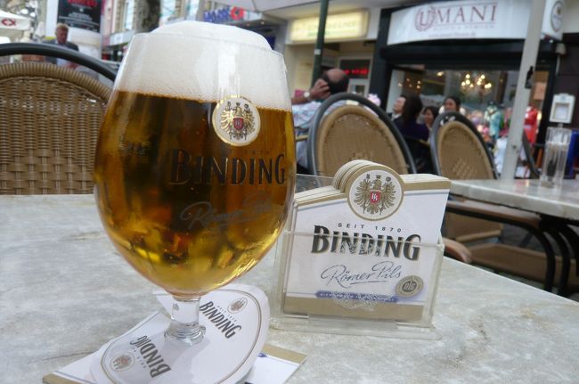 １９：００過ぎですが、　まだ明るく　屋外の席で。　時間的に少し早めで　皆さん　食事というより　休憩されている感じ。　やはり　これ！です。