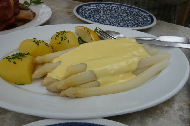 シュパーゲル　オランデーズソース。　この時期の白アスパラガス料理、これを食べる為に　今回　この時期を選んで。<br />大好きな料理です。