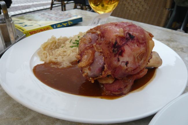 シュバインハクゼ　豚肉の煮込み料理。付け合せにはキャベツの酢漬け（これは苦手）<br />料理は一人前を二人で。量が多くて　いつも半分にしています。　　これで３７，４ユーロでした。　
