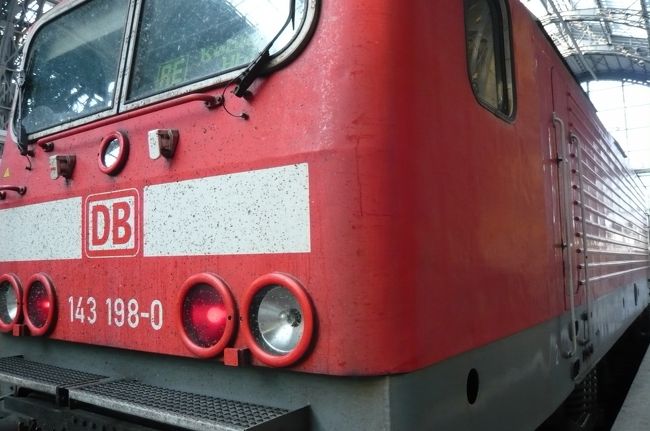 列車がホームに。　落下防止の手すりなんて　ありません。　総て自己責任で。