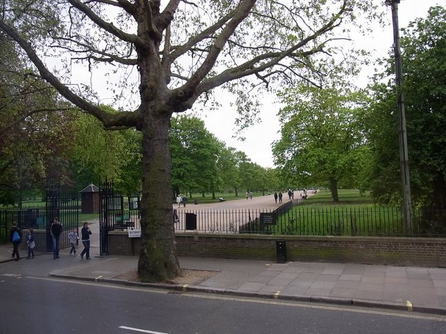 憧れのハイドパーク。<br />バスの車窓からです。<br />今回も時間がなくて行けませんでした（´ヘ｀；）