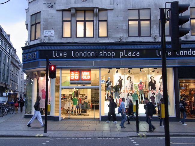 オシャレなユニクロ☆<br />ロンドン中心部だけで4店舗も見つけました！<br />結構混んでてびっくり！