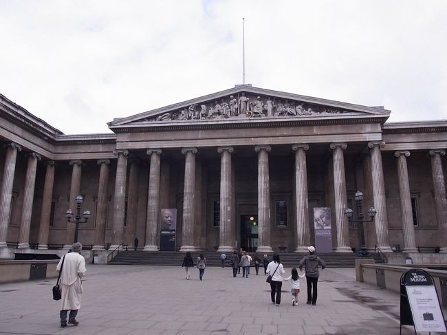 Hotelから徒歩2分の場所にあった大英博物館！<br />ちゃんと時間を調べなかったので開館の<br />１時間前に着いちゃいましたｗ<br /><br />でも入り口の吹き抜けエリアと1室だけは<br />公開していたので、その場所とミュージアムショップで<br />時間をつぶしていました。