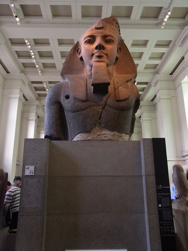 ラムセス二世の胸像です。<br />個人的に一番好きなエジプトのファラオなので<br />記念にﾊﾟｼｬﾘ☆