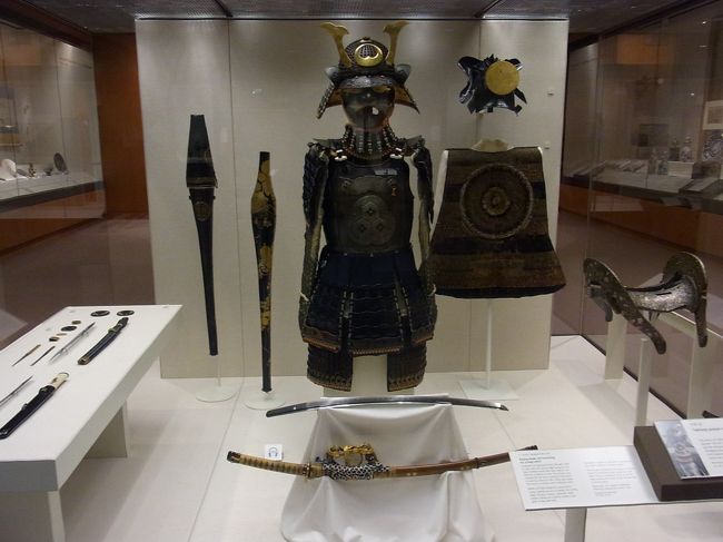 時間もなかったので有名なものをちょこちょこ<br />見学して最上階にある日本の貯蔵品がある<br />ところを見に行きました。<br />こちらは鎧兜！！！