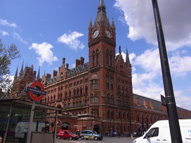 Londonで貴重な青空と駅舎