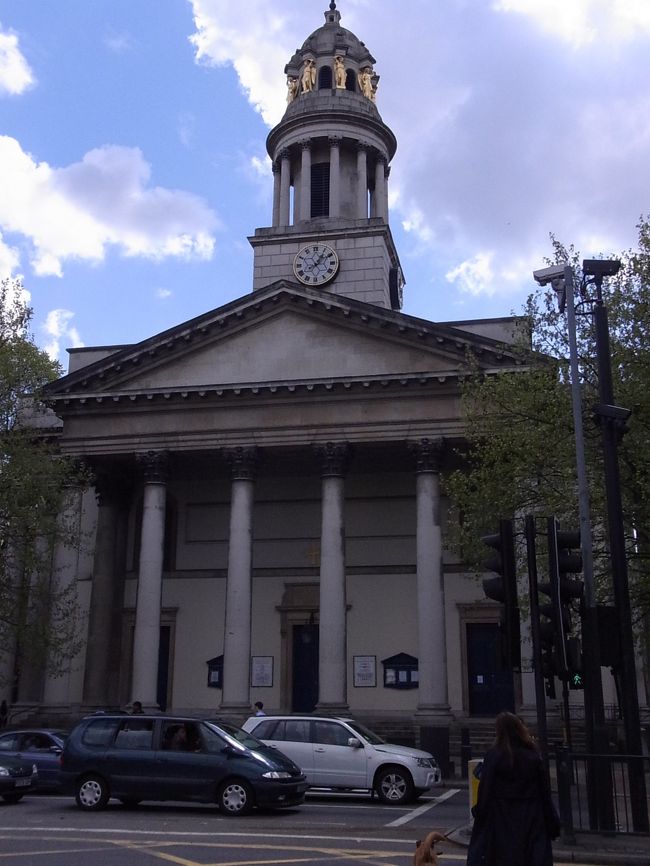 リージェンツパークの近くでたまたま見つけた教会！<br />こんなおしゃれな建物が街中にあるなんてほんとうらやましい！