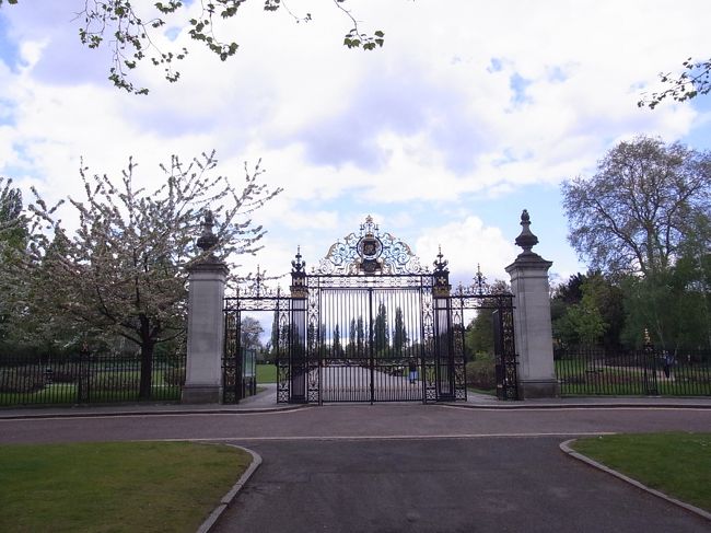 こちらがロンドン最大の公園リージェンツパーク！<br />門もおしゃれです♪