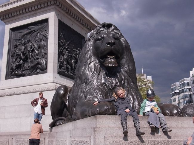 トラファルガースクエアのライオン！<br />この広場に面してあるナショナルギャラリーにも<br />初めて行きましたが、内装もおしゃれ。<br />美術品も楽しめましたし、free admissionなのが<br />何よりうれしいです☆<br />またロンドンに行く際はかならず行きます！！