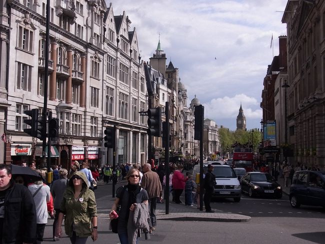 わかりづらいですがTrafalgar SquareからみえたBig Ben