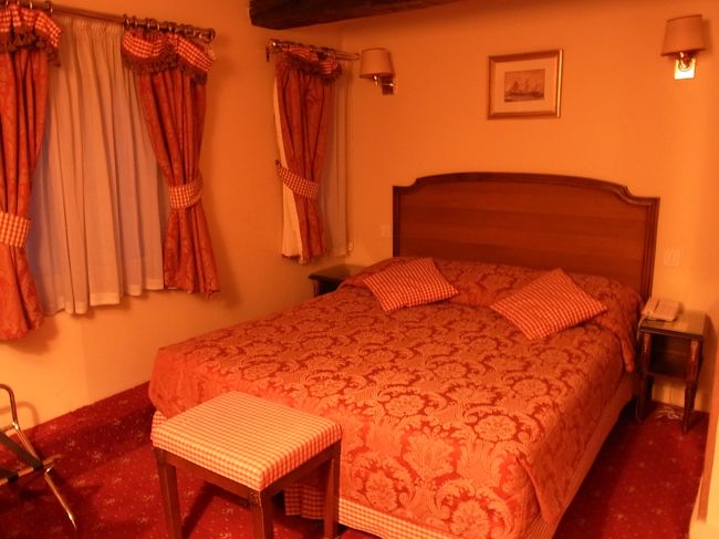 Operaから近いQueen Mary Operaに滞在しました！<br />http://4travel.jp/overseas/area/europe/france/paris/hotel/10123723/<br /><br />造りがコンパクトではありましたが<br />かわいらしいパリのプチホテルという感じで<br />オシャレで大満足です♪<br />