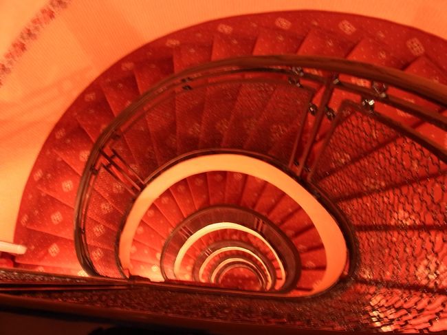 最上階に宿泊したのでらせん階段からの眺めもキレイでした！