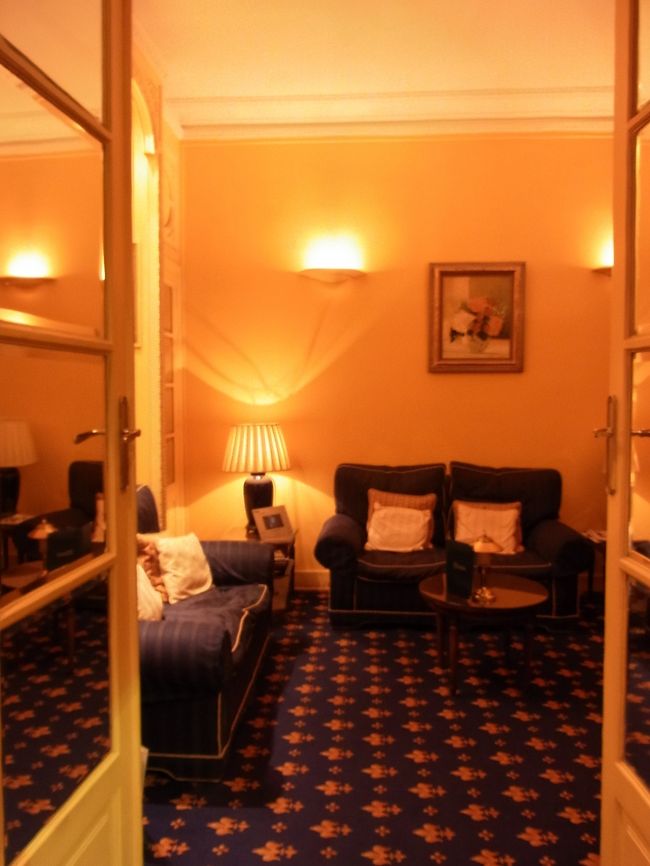 こちらはホテルのロビー！<br />お部屋は赤を基調としてますが<br />ロビーはブルーとイエローでこれまた落ち着きます。