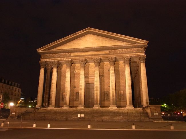 ホテルのすぐそばにあったマドレーヌ寺院。<br />夜パリに着いてすぐにこれを見て感動！！<br />翌朝も見ましたが断然夜の顔が美しい！！