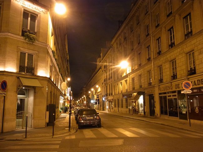 ただの街角がこんなに雰囲気があるパリ！<br />今度は長期滞在したいです！！！