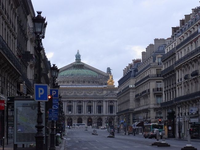 オペラ通りに出るとPalais Garnier(ガルニエ宮・オペラ座)が見えました！<br />テンションがあがります↑↑