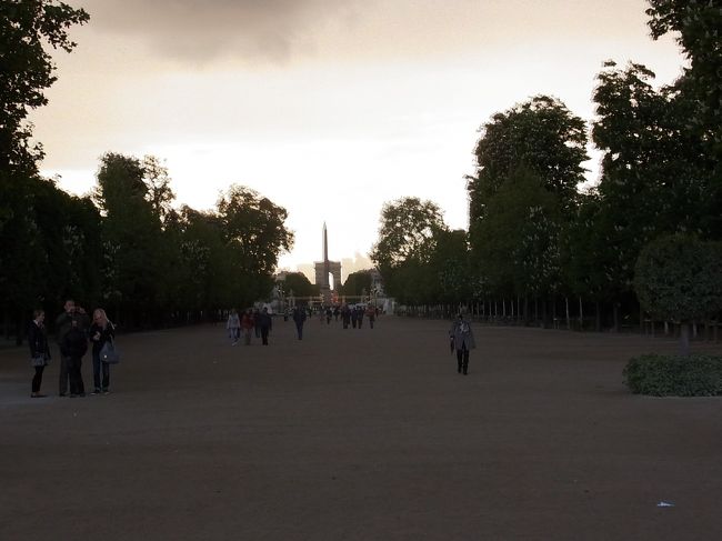シャンゼリゼを目指して夕方のお散歩♪<br />やっとコンコルド広場と凱旋門が見えてきましたが<br />ここからだとまだまだ遠いｗ