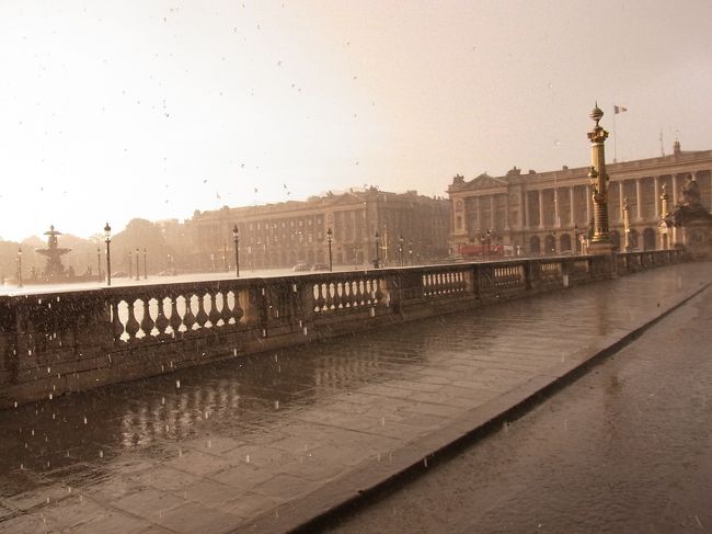 急な夕立！！！<br />売店の屋根で雨宿りさせていただきました！