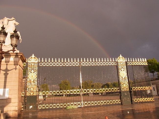 雲の上にかかる虹だったのであまりキレイな<br />写真ではありませんでしたがパリで虹に<br />出会えただけでラッキーでした！