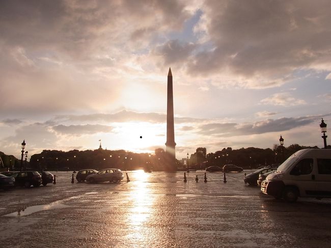 石畳の路面に夕日が反射してるのがキレイ☆<br />Place de la Concorde(コンコルド広場)のオベリスクです。