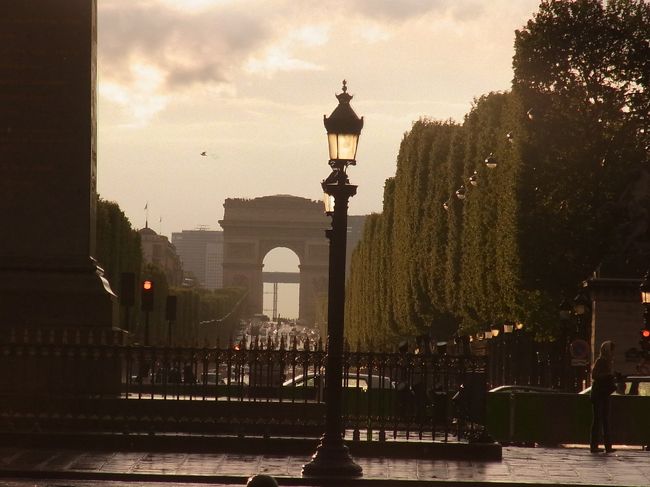 セピアで撮影しているかのような色合いですが<br />通常モードでの撮影です！<br />キレイです。<br />遠くにうっすら凱旋門！