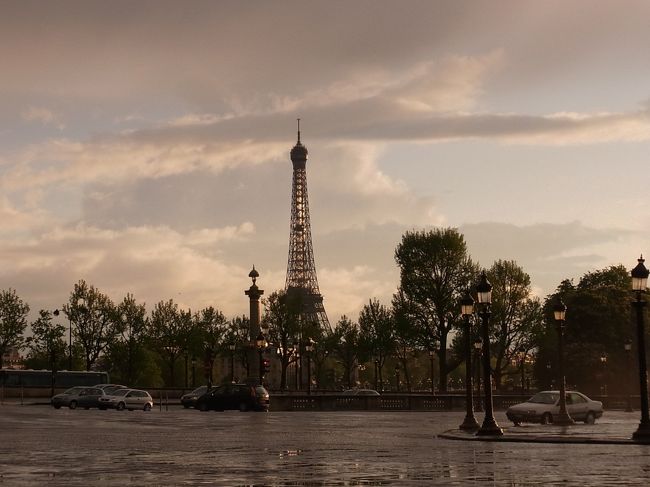 こちらもセピアのようですが・・・<br />あったかい感じのグレーがきれいな１枚。<br />アイフルタワーです☆