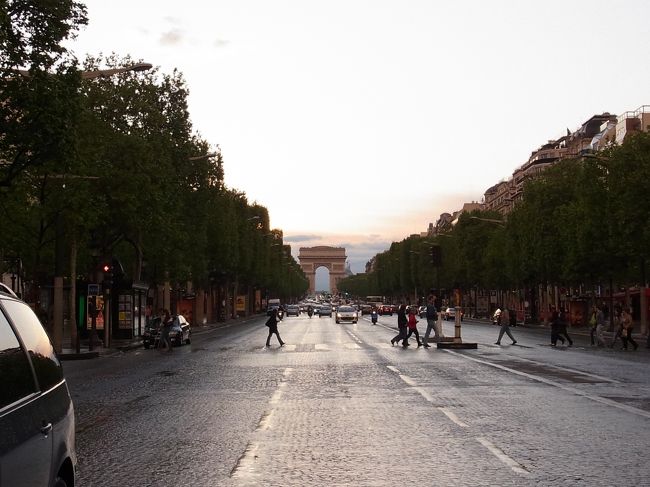 ついにやってきました！<br />L'Avenue des Champs-Élysées☆<br />まだまだ凱旋門までは遠いですが<br />凱旋門を目指して歩いていると1kmくらい<br />すぐに歩いてしまいます。