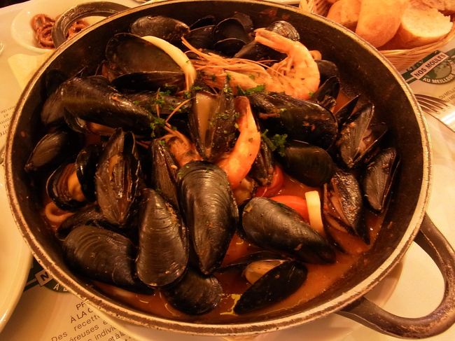 旬のムール貝をいただきました！<br />シャンゼリゼ通りにあるチェーン店のレストランですが<br />おいしかったです！！<br /><br />食べ方がいまいちわからずパリジャンを横目で<br />見ながら真似させていただきましたｗ