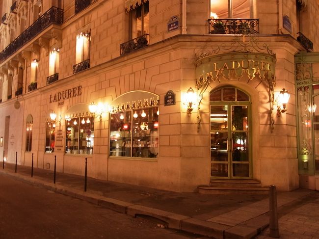 LADUREEの本店発見！！<br />ライトアップされていてさらに雰囲気が出ます☆<br />パステル黄緑の看板もかわいい('-'*)