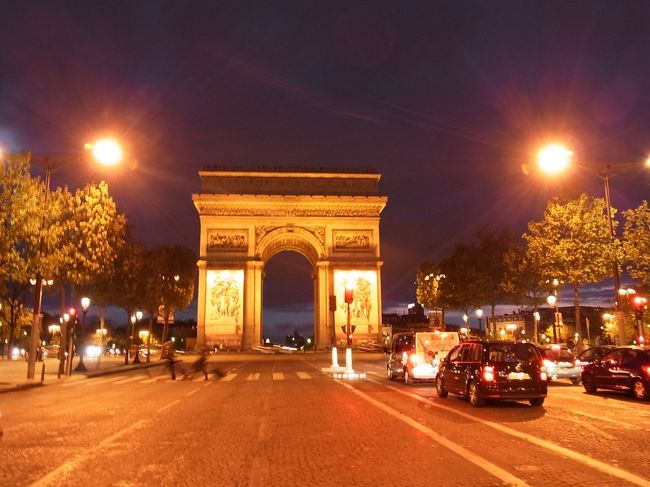 凱旋門！！<br /><br />あれ？<br />正面の彫刻がない？