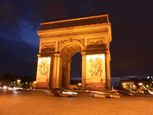 どどーーーーん！<br />凱旋門！！！<br /><br />残念ながら彫刻の前にカバーがかかってました(;´Д⊂<br />個人的には真下からあの彫刻を見るのが<br />好きなので残念でした・・・