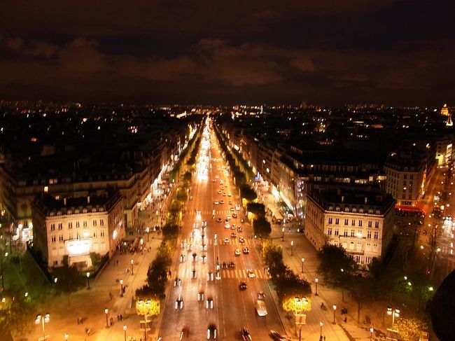 以前は昼間に登った凱旋門。<br />今回は夜登ってみました！！！<br />屋上から見たシャンゼリゼ通り☆<br />美しい！！